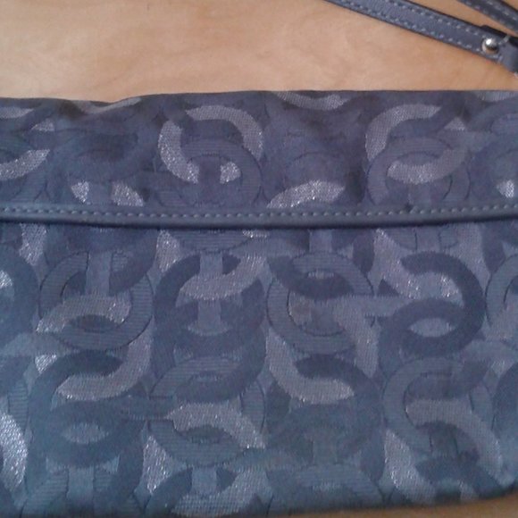 Coach Small Clutch. - Picture 9 of 10
